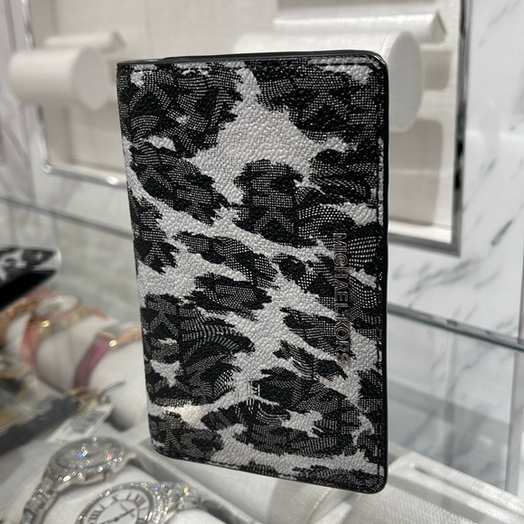 Michael Kors Empire Medium Leopard Logo Wallet
COLOR BLACK COMBO
NWT - Picture 16 of 16